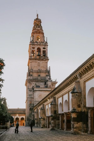 Cuidadores a domicilio en Córdoba paseando cerca de la Mezquita